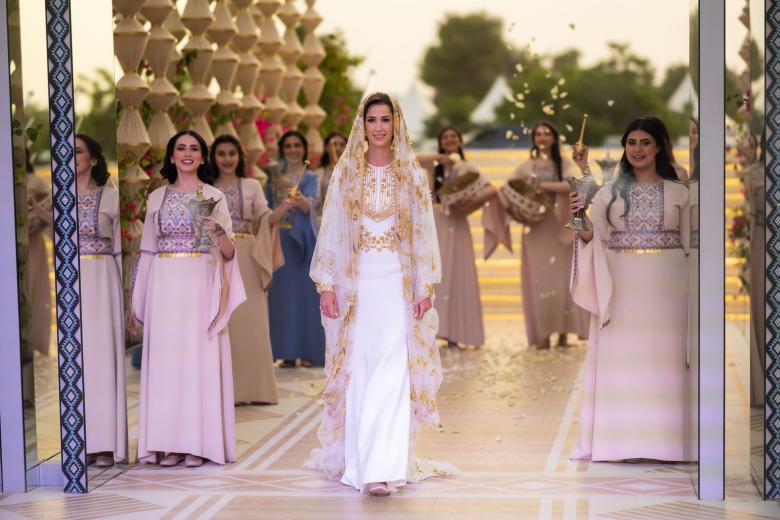 سر العبارة التي كتبت على فستان رجوة آل سيف خطيبة الأمير حسين بن عبدالله